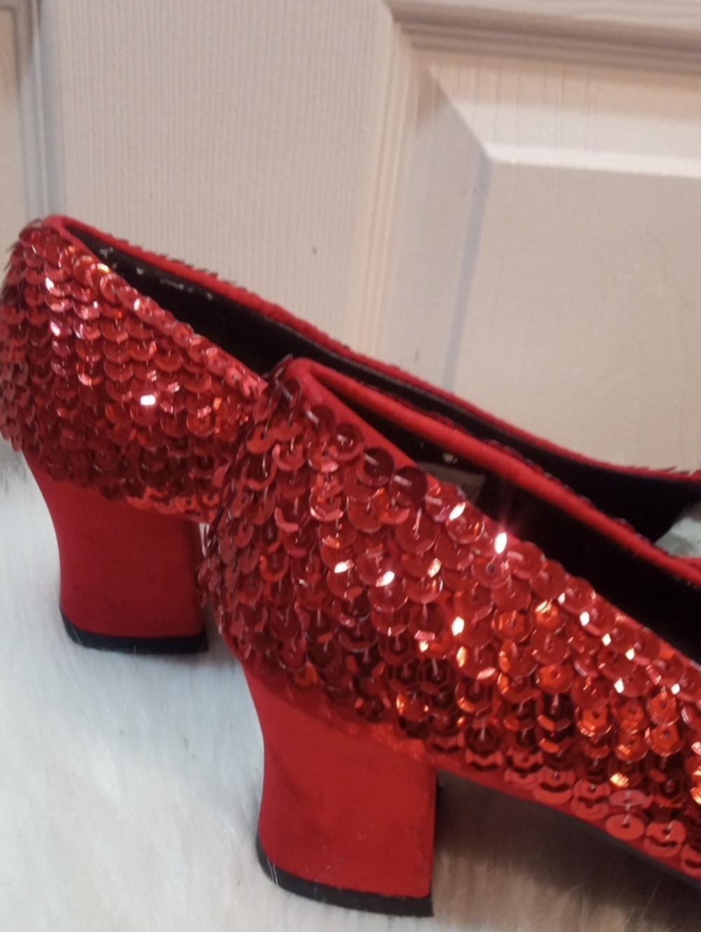PLATS: RED SEQUINED SHOES - Picture 3 of 10